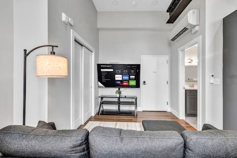 Popular Airbnb listing: CozyStudio+65"TV+8Min from DT CLE in Brooklyn Centre