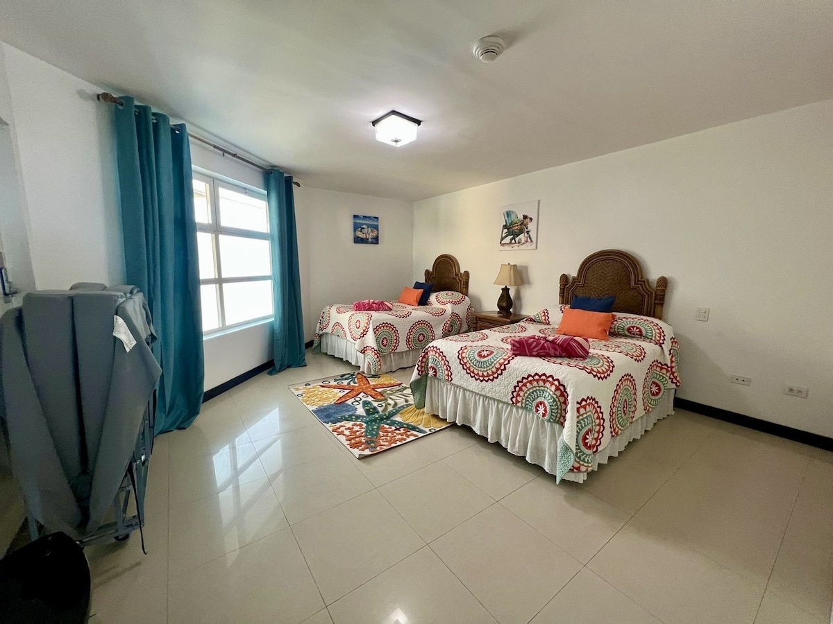 เตียงขนาดใหญ่ 2 หลังและเตียงพับ