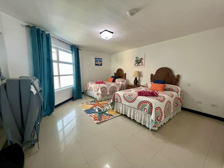 Dos camas de tamaño completo más una cama plegable.