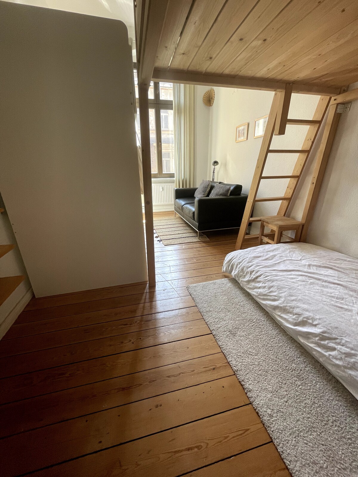 Në dhomën tënde mund të relaksohesh në periferi të apartamentit dhe të shijosh privatësinë. Këtu ke një alternativë të rehatshme gjumi me një dyshek dhe shtroja çarçafësh me cilësi super të lartë, një divan të rehatshëm, një ambient pune dhe diell