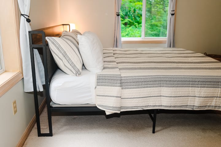 Disfruta de esta cama tamaño king perfecta para una noche de descanso reparador 