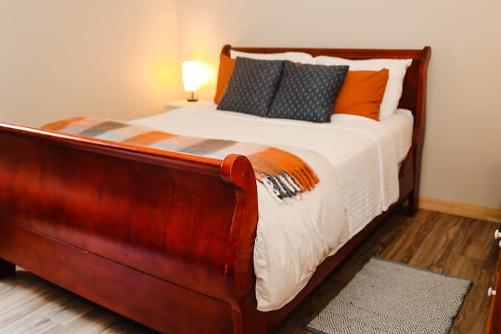 El dormitorio 3 está ubicado en el nivel inferior. Una cama tamaño queen junto con un juego de literas que la hacen perfecta para que toda una familia la comparta. 