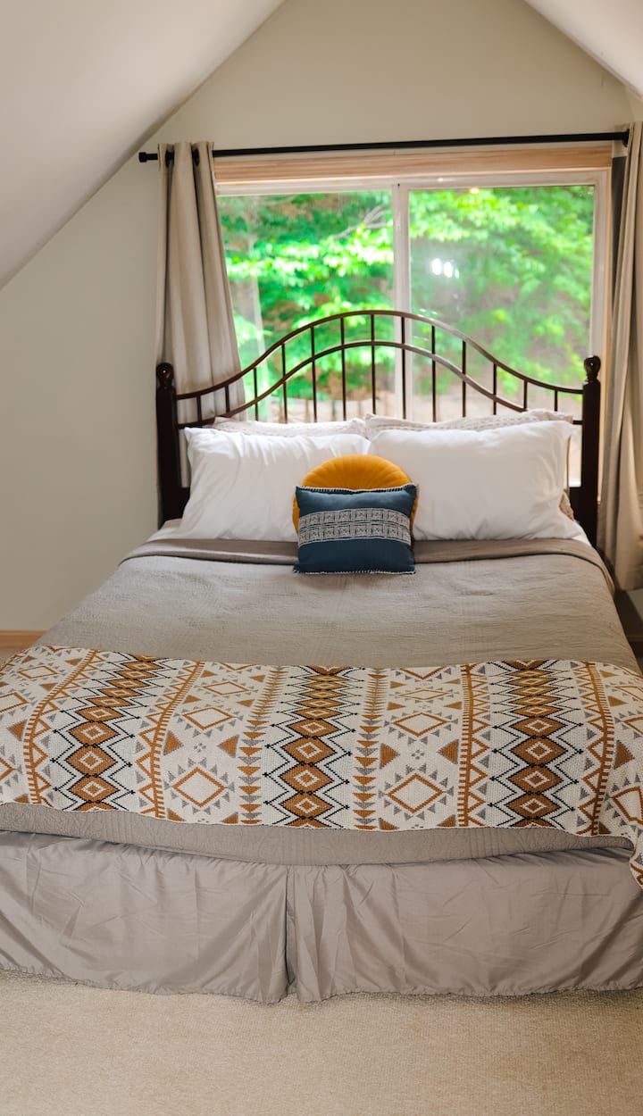 El dormitorio 2 está en el tercer piso con una cama tamaño queen perfecta para parejas.