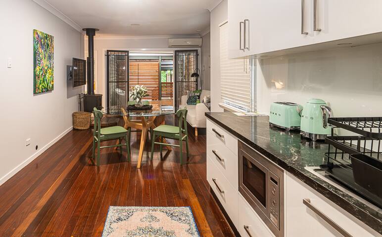 Quiet House in a Green Space gallery image 4