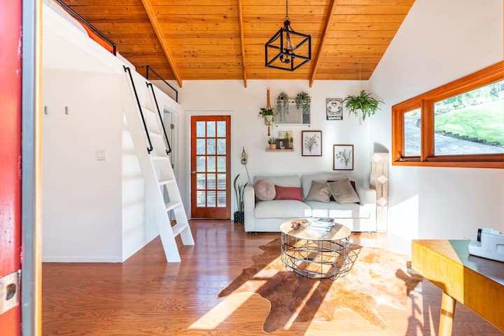 The Canyon Cabin - Calabasas, CA