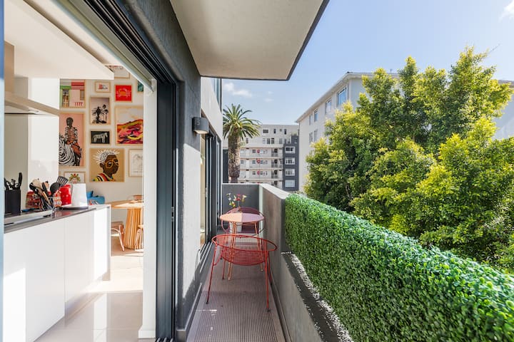 Sea Point Artistic Hideaway: Rooftop Pool | Gym gallery image 4