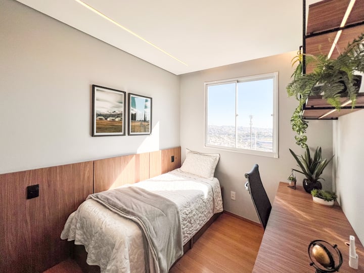 Jednokrevetna soba s kućnim uredskim prostorom. Idealno za one koji moraju putovati i raditi.