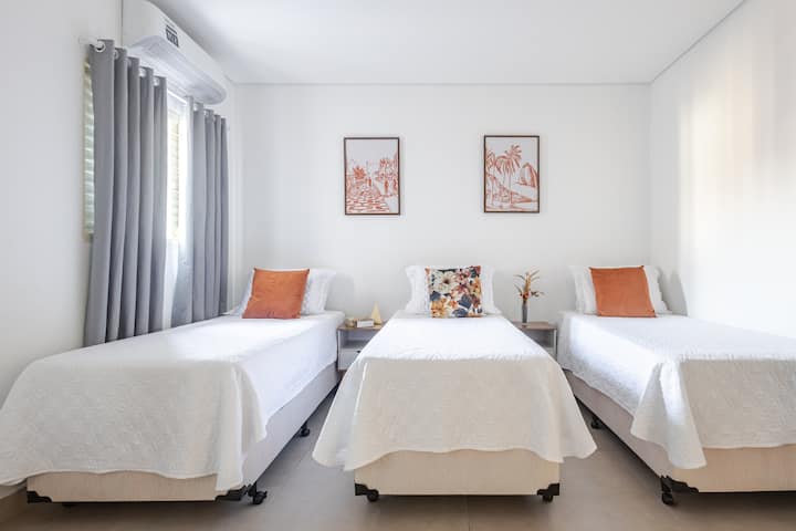 GLAVNI apartman, možemo postaviti tri jednostruka kreveta ili jedan dvostruki krevet + jedan jednostruki krevet, s TV-om, klima-uređajem, zavjesom za zamračenje, bočnim stolićima, ormarićem i ogledalom. 
Privatna kupaonica s dva tuša i dva umivaonika.

