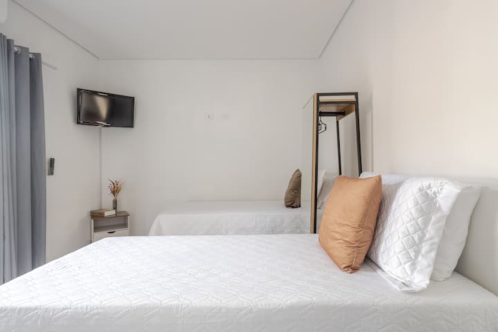 Apartman 3 s dva jednostruka kreveta, zavjesom za zamračenje, klima-uređajem, TV-om, pomoćnim stolićem, stalkom za odjeću, ogledalom, pomoćnim stolićem, posteljinom i ručnicima + deke.