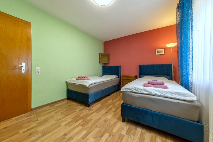 
معيار الفندق: بياضات سرير جديدة من المغسلة! 
غرفة النوم رقم 2: سريران مفردان (100 × 200)
سرير أطفال ثابت: 120 × 60 مع بياضات سرير للأطفال 
وركن للعب 

