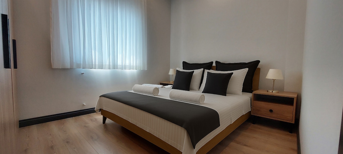 (Dhoma e dytë kryesore e gjumit) Mund të pushosh bukur në krevatin tënd të rehatshëm dhe ta mbash dhomën të errët me grila grilash sipas dëshirës për një gjumë të mirë. Kemi gjithashtu gardërobë për rrobat e tua në çdo dhomë