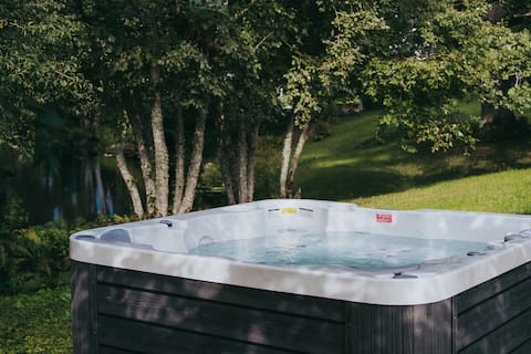Riverside retreat - Sauna getaway with jacuzzi