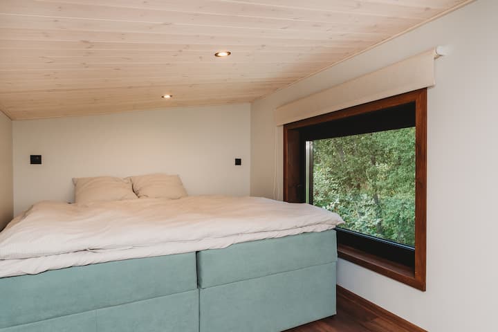 Საძინებელს აქვს დაბალი ჭერი, სადაც ყველაზე მაღალი ნაწილი 180 სმ-ია.