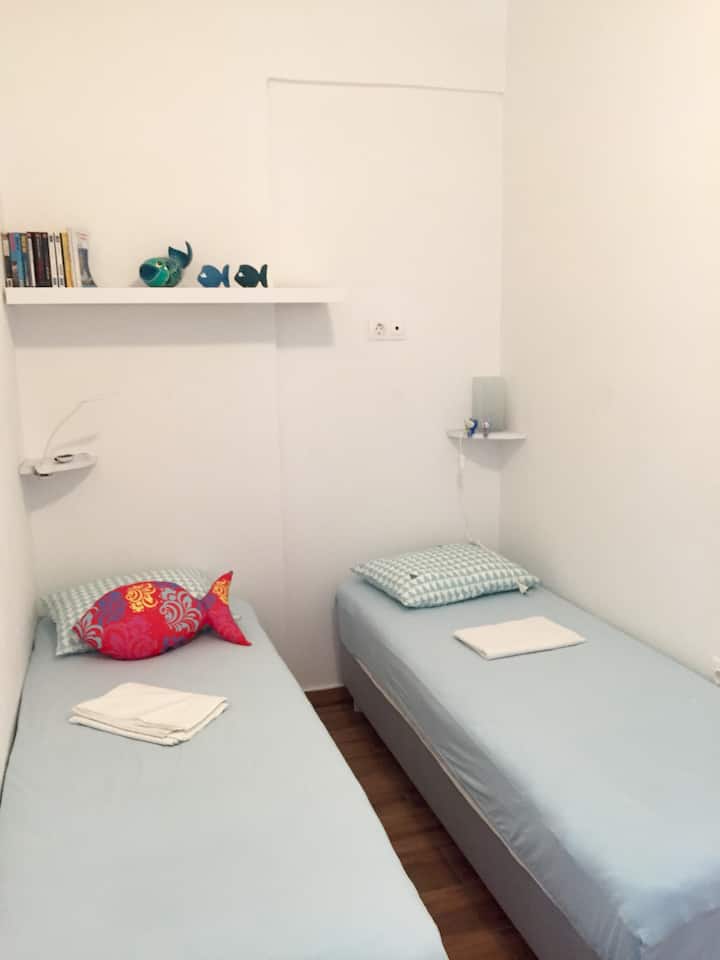 2 camas individuales que se pueden convertir en una cama de matrimonio 