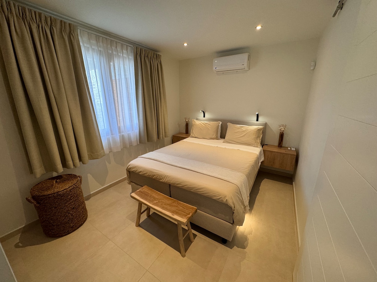 Het bed heeft een Europese afmeting: 160 cm x 210 cm; het is iets langer dan een queensize bed (160 cm x 200 cm).