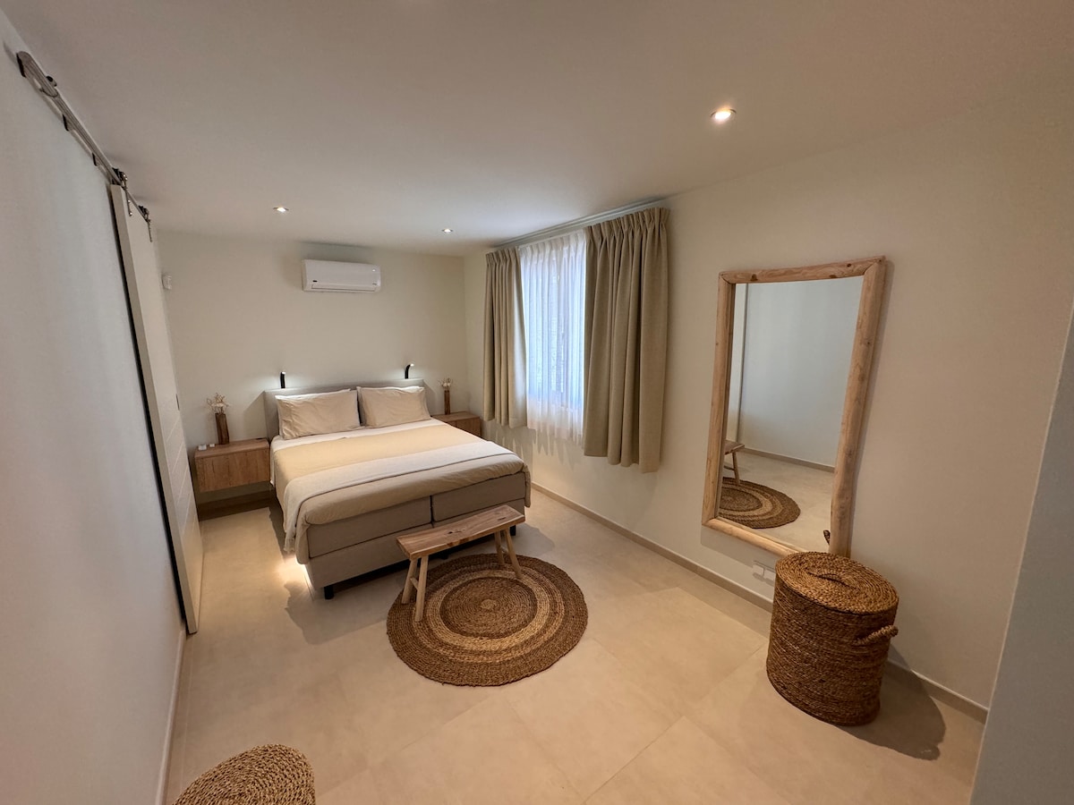 Het bed heeft een Europese afmeting: 160 cm x 210 cm; het is iets langer dan een queensize bed (160 cm x 200 cm).