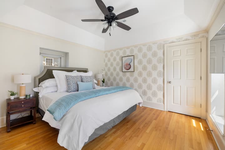 غرفة نوم ثانوية تحتوي على سرير بمقاس كبير. 