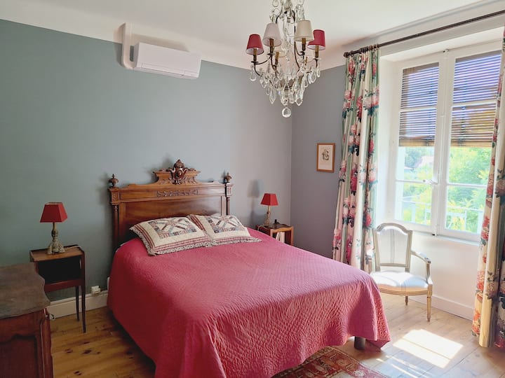 Dormitorio 3 | Cama doble Queen size 160x200 | Almacenamiento: Armario, Cómoda | Ventilador | Aire acondicionado | Enchufe repelente de mosquitos | Tienda ventana | Televisión | Vistas al Viaducto