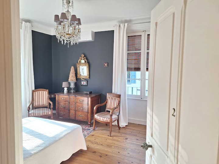 Dormitorio 2 | Cama doble 140x200 | Almacenamiento: Armario, Cómoda | Ventilador | Aire acondicionado | Enchufe repelente de mosquitos | Toldo ventana y persiana eléctrica | Vista del Causse