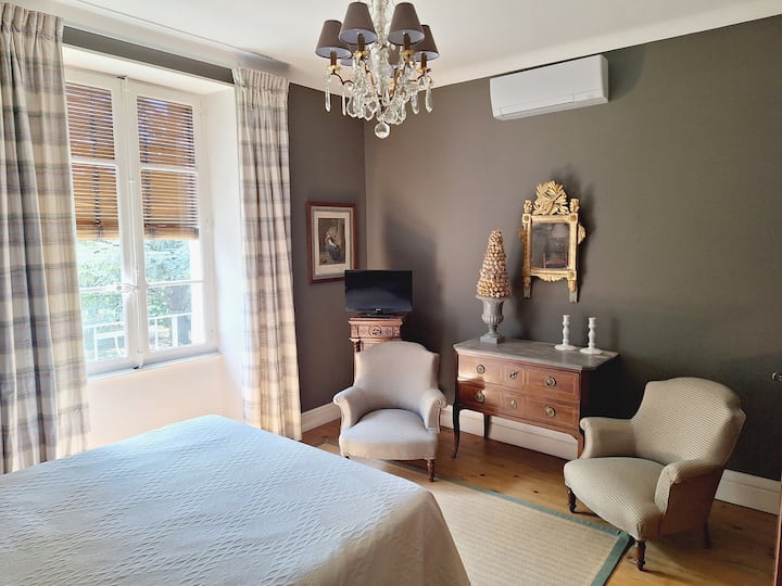 Dormitorio 4 | Cama doble Queen size 160x200 | Almacenamiento: Armario, Cómoda | Ventilador | Aire acondicionado | Enchufe repelente de mosquitos | Tienda ventana | Televisión | Vistas al Viaducto