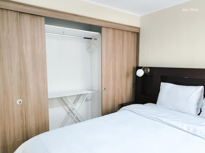 ห้องนอนใหญ่พร้อมเตียงควีนไซส์