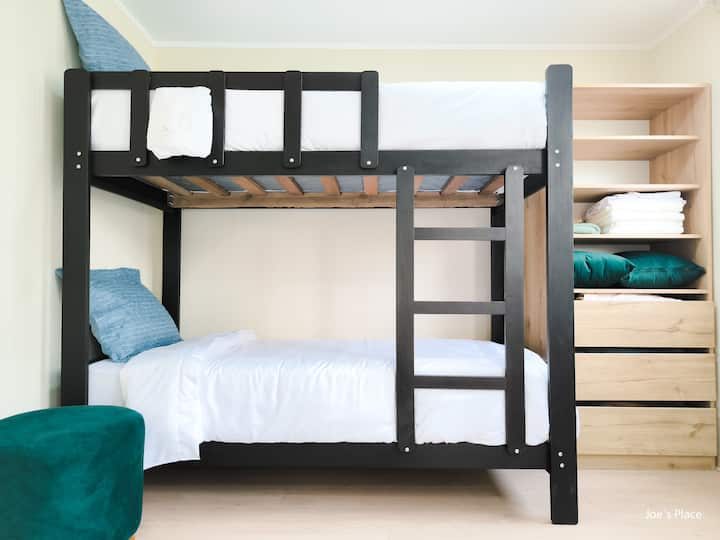 ห้องพักรองพร้อมเตียงสี่เหลี่ยมจัตุรัส 1 หลังครึ่งและเคบิน