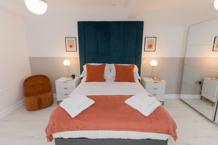 Дупли кревет - постелнина - дополнителни перници и ќебиња - Греење - Ролетни за затемнување на собата - складирање облека - ноќни масички - стол