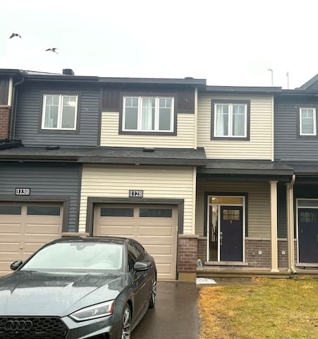 Kanata Townhouse Near Stadium