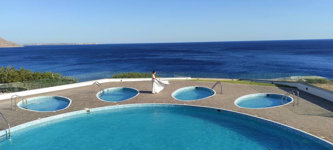 Beachfront Luxury Villa: Heated Pools, Gym & BBQ gallery image 2