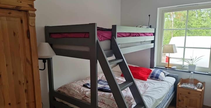 Overslaf 90 cm široký a spodný 140 cm široký.
Tu môžu dvaja ľudia spať v spodnej časti, aby ste v tejto izbe mohli spať traja ľudia.