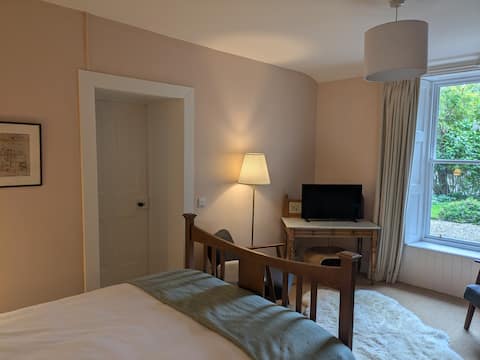 Successful Airbnb property: Self contained annexe- perfect for a city break in Southside & Newington