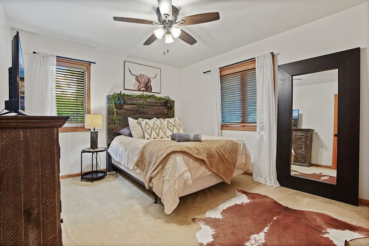 Uniknite do pokoja v spálni 3 s výhodnou polohou na hornom poschodí. Tento príjemný priestor ponúka pohodlnú manželskú posteľ, ktorá je ideálna na pokojný nočný spánok po dni strávenom objavovaním.