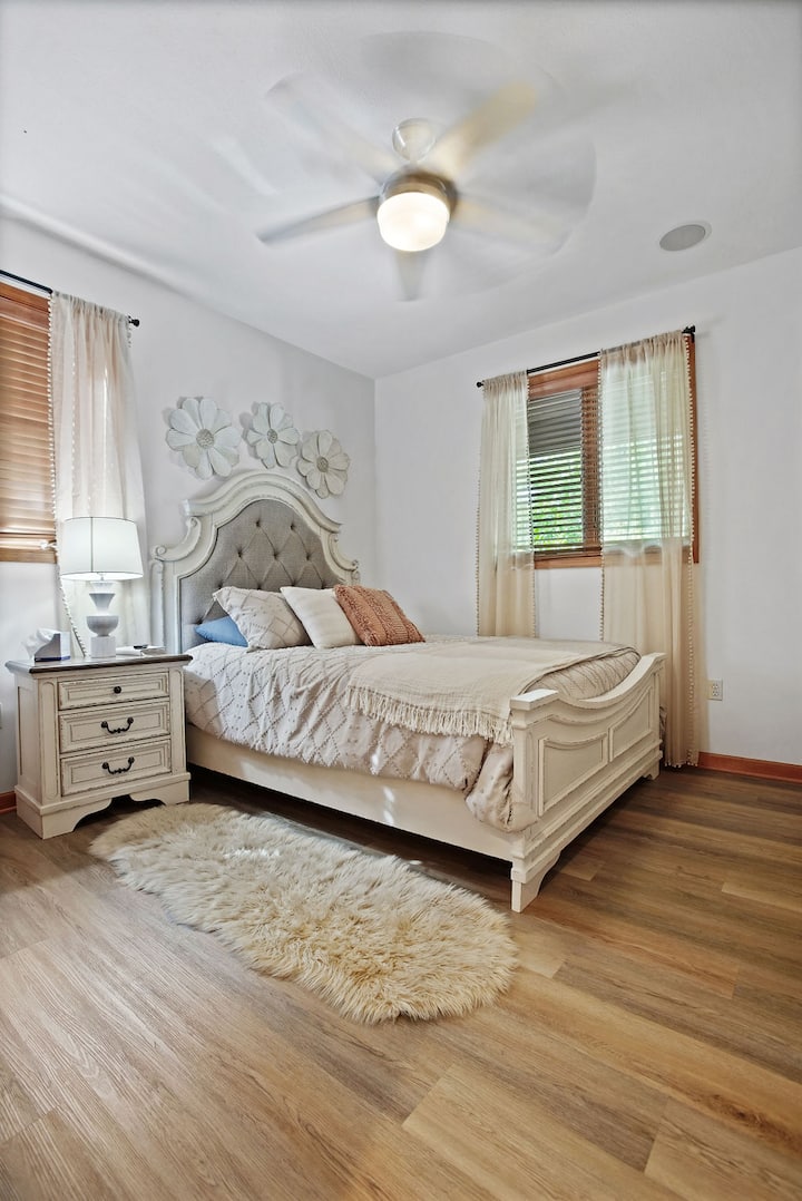 Táto pohodlná spálňa na prízemí ponúka pokojné útočisko s manželskou posteľou, ktoré je ideálne na dobrý spánok.