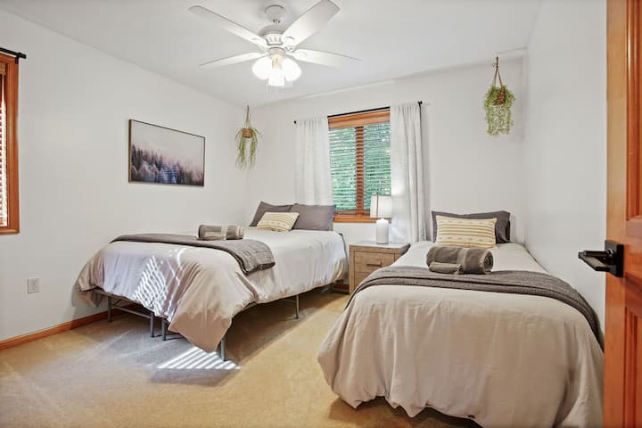 Táto všestranná spálňa na poschodí ponúka usporiadanie lôžok pre dvoch s oddelenou posteľou a manželskou posteľou. Ideálne pre súrodencov, priateľov alebo kohokoľvek, kto hľadá útulné útočisko.