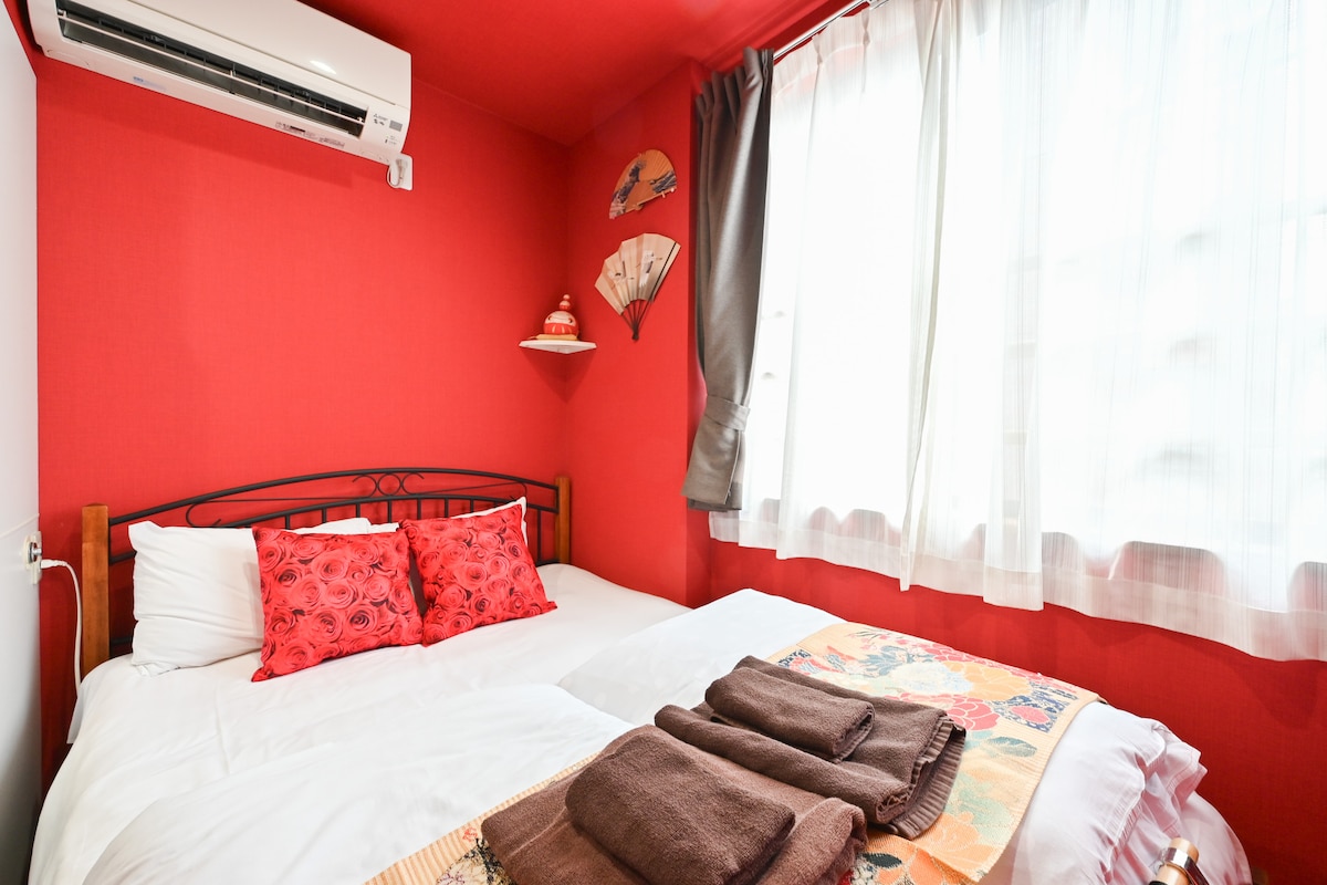 غرفة ②
هذه وحدة في الطابق العلوي.