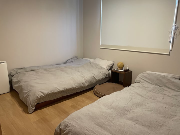 セミダブルベッド×2
* Qentë mund të regjistrohen