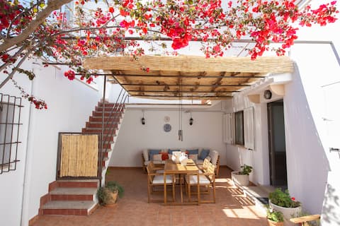 Airbnb con mejor rendimiento: Single family house at 20 meters from the beach. en Pollença