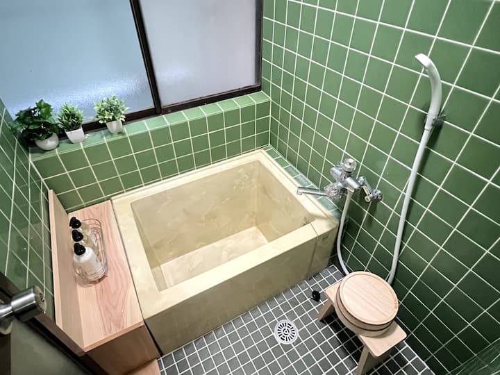 緑を基調とし、檜を使ったお風呂になります。ごゆっくりおくろつぎ下さい。