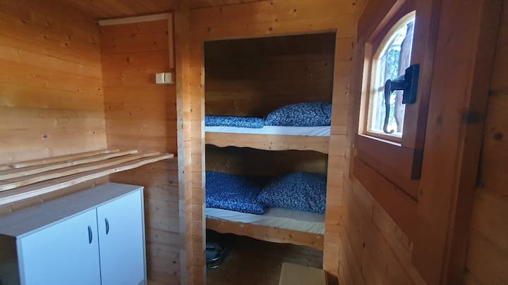 Два наместени кревета од 80 x 180 см