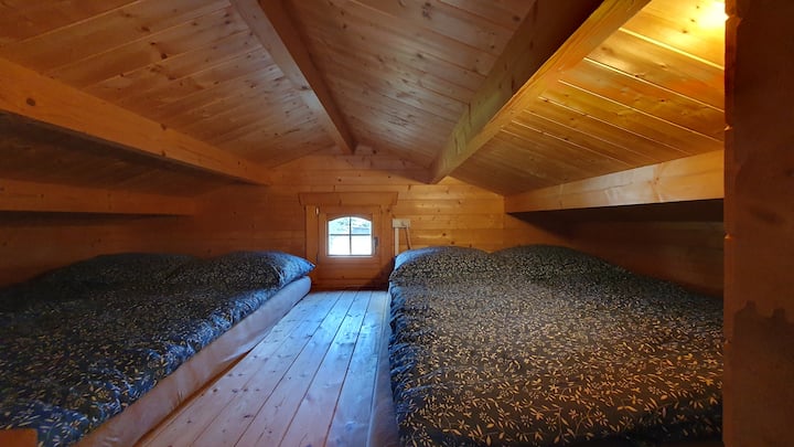 Два душека со димензии 140 x 200 см горе за 2 - 4 лица.