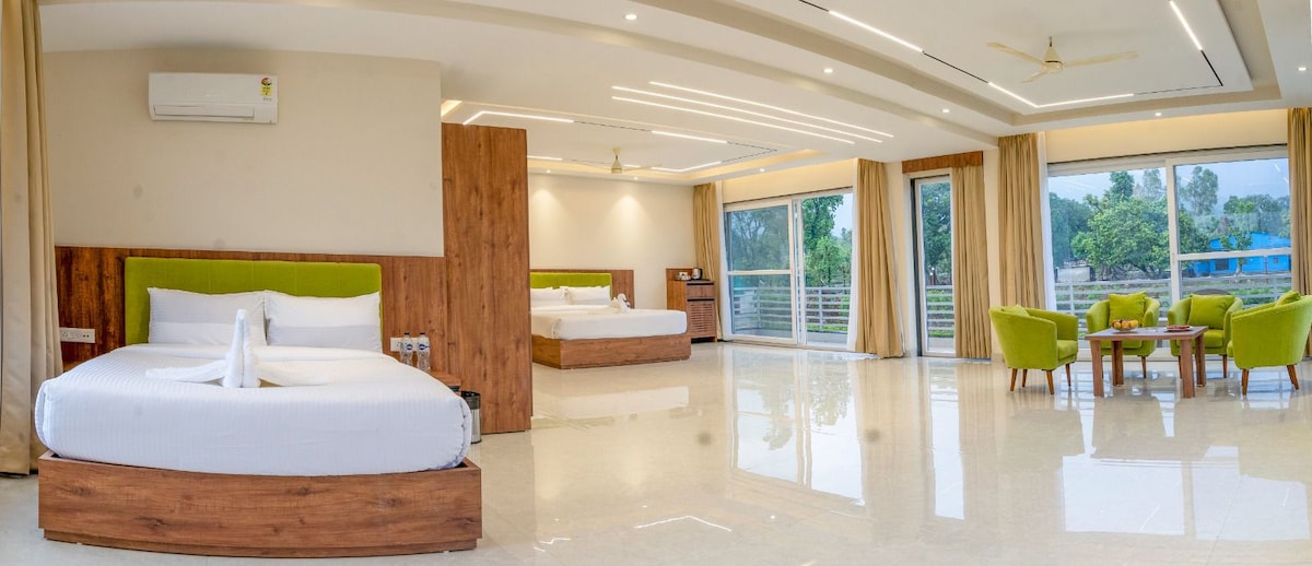 إنها غرفة جناح تحتوي على سريرين مزدوجين وسريرين إضافيين تتسع بسهولة لـ 6 أشخاص، وهي مناسبة للعائلة والأصدقاء وحمام واحد ملحق ، تبلغ مساحة الغرفة 1200 قدم مربع