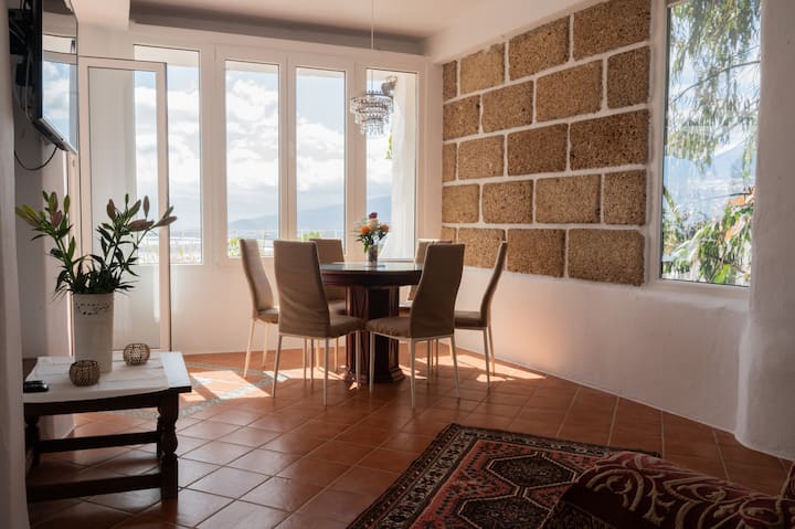 Helles, einladendes Wohnzimmer mit direktem blick auf Meer, Berge und die Stadt. Lichtdurchflutet, mit Zugang zur Terrasse, TV und Netflix.