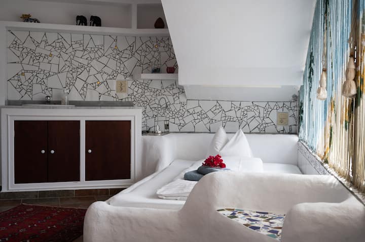 Grosses Doppelbett & eigenes Waschbecken - gemütliches Bella Vista Schlafzimmer mit Meer- und Bergblick.