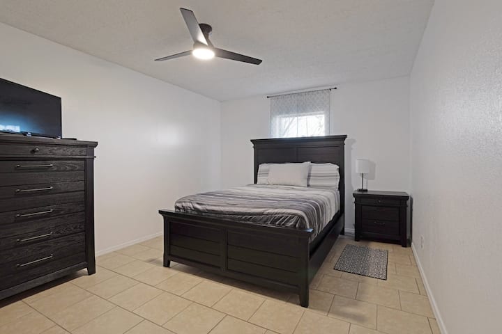 El segundo dormitorio cuenta con una acogedora cama tamaño queen con sábanas suaves, un ambiente acogedor y un amplio armario para el almacenamiento. Es el espacio perfecto para que los huéspedes se relajen y disfruten de una noche de sueño reparador.