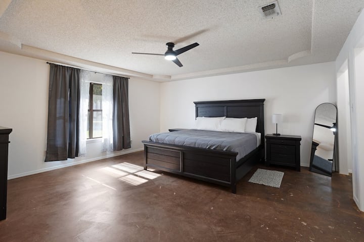 El dormitorio principal es un espacioso refugio con una lujosa cama tamaño king, sábanas de primera calidad y amplio espacio en el armario. Su serena decoración y luz natural lo convierten en el lugar perfecto para relajarse y disfrutar de una noche de sueño reparador.