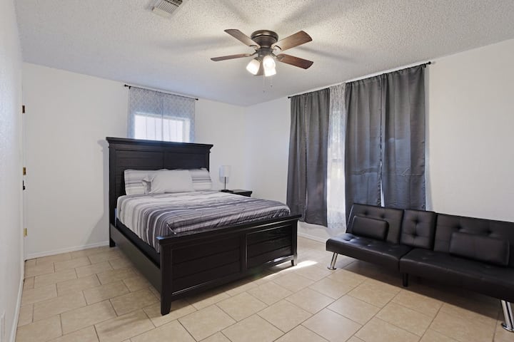 El tercer dormitorio cuenta con una cama tamaño queen con sábanas suaves y un ambiente acogedor. Perfecto para huéspedes o miembros de la familia, ofrece un espacio relajante y cómodo para una buena noche de sueño.