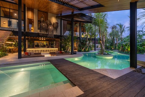 Dreamy Urban Tropical 6BR Villa for Large Group
