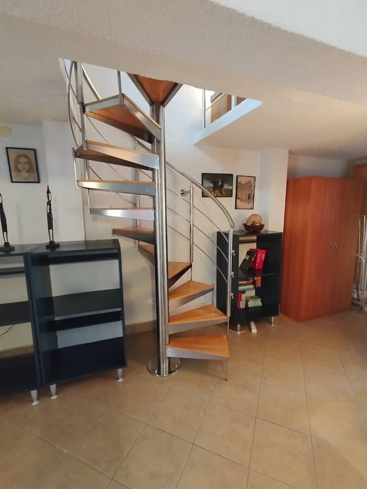 Ეს არის ლოფტი/გალერეა და არა ცალკე მეორე საძინებელი!