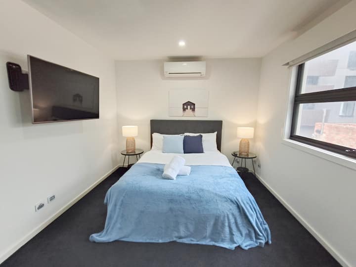 Slaapkamer 1 met queensize bed en eigen badkamer.
Deze kamer is voorzien van een split-systeem reverse-cycle airconditioner.
Andere kenmerken van deze kamer zijn een grote ingebouwde kledingkast met spiegels van vloer tot plafond, verduisterende jaloezieën, smart-tv en een speciale werkplek.