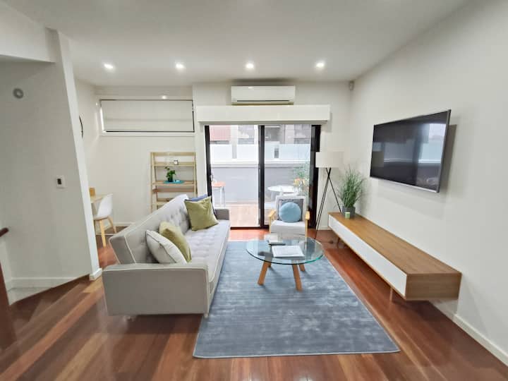 Open woonkamer die uitkomt op een eigen balkon met barbecue.
Eigen werkruimte in deze omgeving.
Smart-tv beschikbaar voor gasten.
De bank kan worden omgebouwd tot een slaapbank.
Deze kamer is voorzien van een split-systeem reverse-cycle airconditioner.